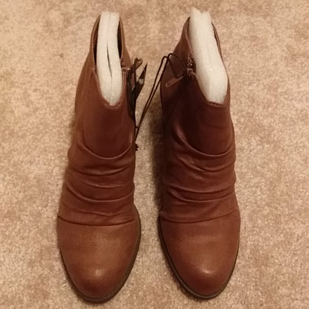 Shoe - Picture 2 of 8